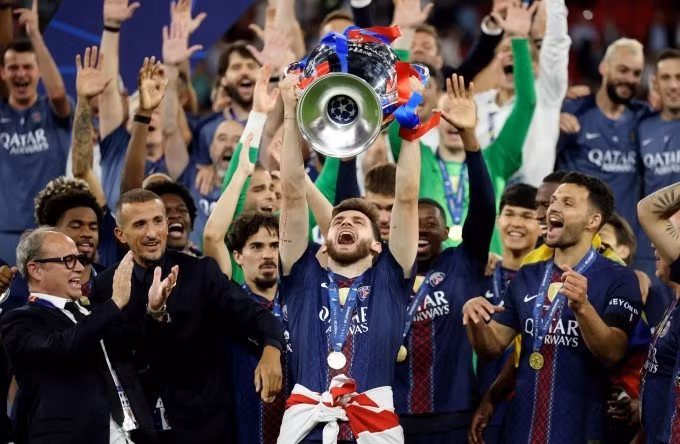 Khvicha Kvaratskhelia nâng Cup sau trận chung kết Champions League ngày 30/5/2026 ở sân Puskas Arena, Budapest, Hungary. Ảnh: Reuters