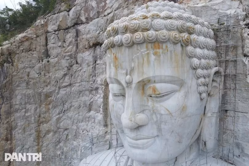 Khi hoàn thành, công trình được kỳ vọng trở thành tượng Phật khắc vào vách đá cao nhất thế giới, vượt Lạc Sơn Đại Phật ở Trung Quốc (Ảnh: Hoàng Duật).