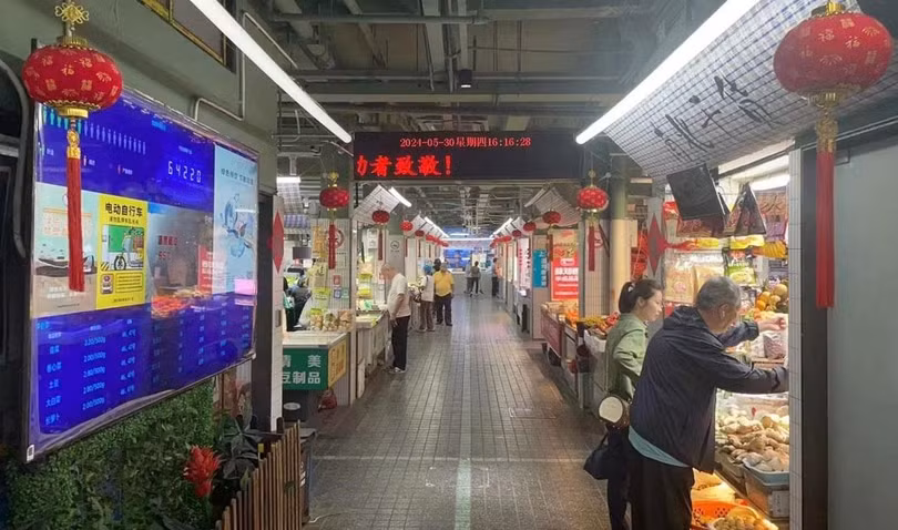 Chợ ẩm thực trên đường Luban, Thượng Hải, chụp vào tháng 5/2024. Ảnh: 上海商务/WeChat.