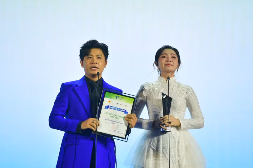 Nhạc sĩ Nguyễn Văn Chung mời Duyên Quỳnh - người đầu tiên thể hiện thành công nhạc phẩm lên sân khấu nhận giải. Ảnh: Quỳnh Trần