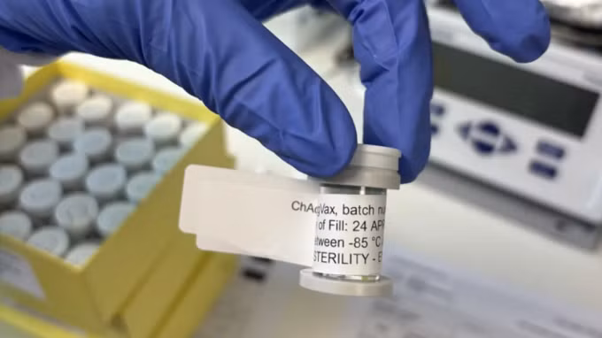 Một lọ LungVax trên tay nghiên cứu viên. Ảnh: Sarah Blagden/Đại học Oxford