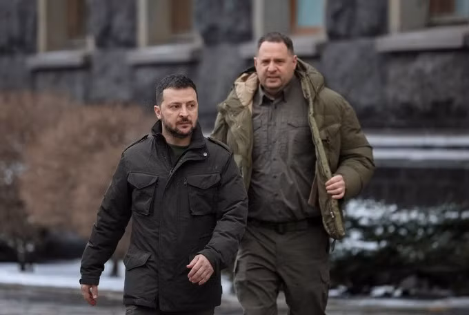 Tổng thống Ukraine Volodymyr Zelensky (trái) và chánh văn phòng tổng thống Andriy Yermak trên đường phố Kiev hồi tháng 1/2024. Ảnh: Reuters