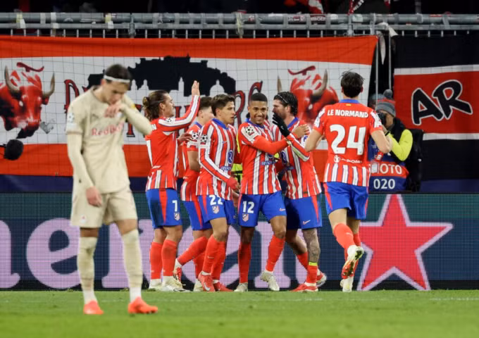 Các cầu thủ Atletico mừng bàn thứ ba của Antoine Griezmann trong trận thắng Salzburg 4-1 tại Red Bull Arena, Salzburg , Áo. Ảnh: Reuters