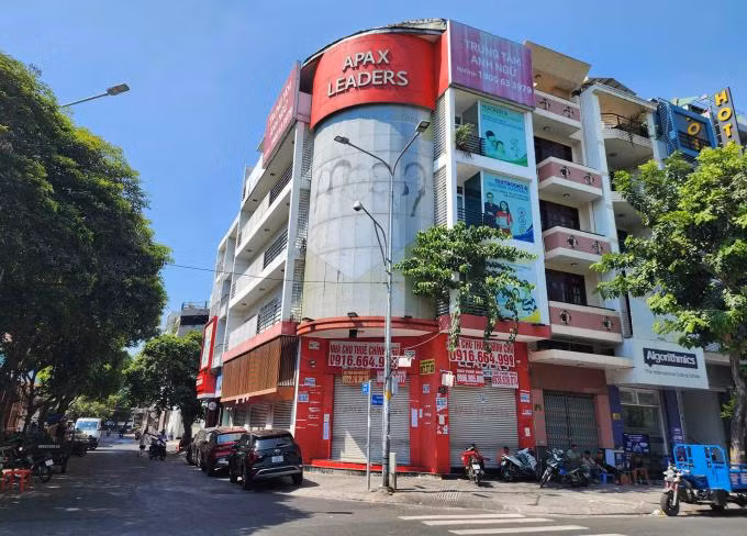 Trung tâm anh ngữ Apax Leaders của "Shark" Thủy trên đường Phan Xích Long, quận Phú Nhuận, sáng 26/3. Ảnh: Đình Văn