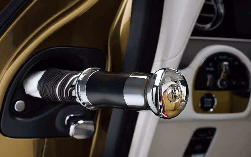 Chiếc ô xuất hiện lần đầu tiên trên xe Rolls-Royce là ở mẫu Phantom vào năm 2003 (Ảnh: Rolls-Royce).
