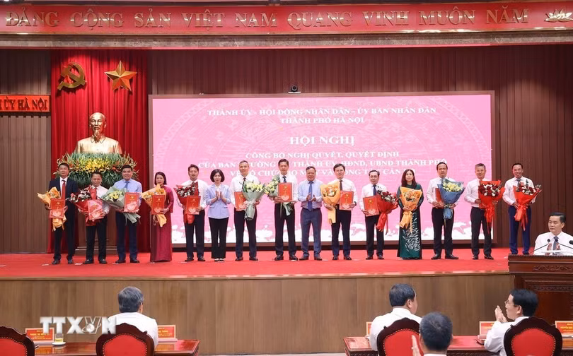 Chủ tịch HĐND thành phố Hà Nội Phùng Thị Hồng Hà và Phó Bí thư Thành ủy Hà Nội Nguyễn Văn Phong trao các quyết định của Ban Thường vụ Thành ủy Hà Nội cho các đồng chí. (Ảnh: Văn Điệp/TTXVN)