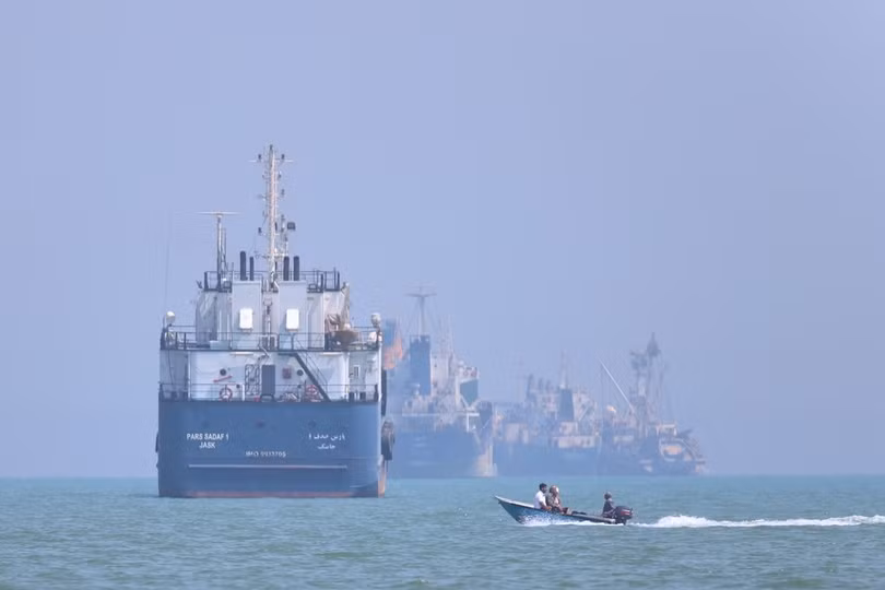 Tàu dầu và tàu hàng di chuyển gần eo biển Hormuz ngày 11/6. Ảnh: AP