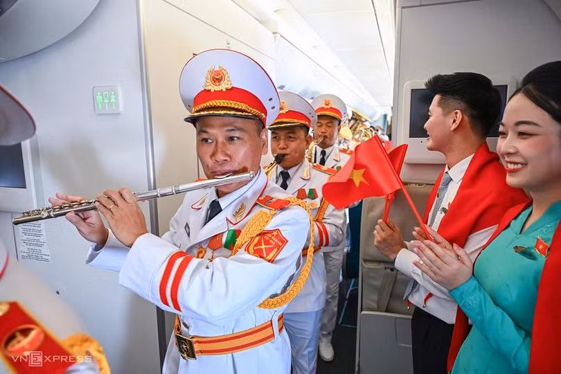 Đoàn Nghi lễ Quân đội biểu diễn ở độ cao 10.000 m dịp lễ Quốc khánh. Ảnh: Giang Huy