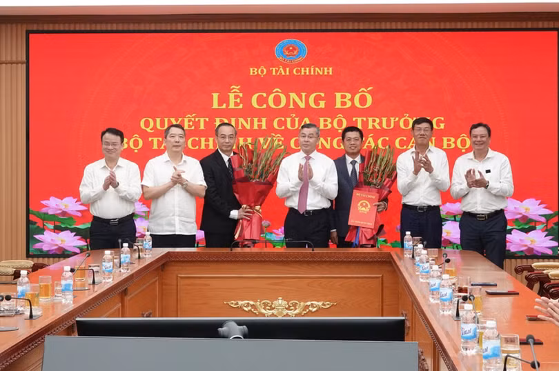 Bộ trưởng Bộ Tài chính Ngô Văn Tuấn trao quyết định bổ nhiệm, chúc mừng tân Giám đốc Kho bạc Nhà nước Phạm Đức Thắng. (Ảnh: Bộ Tài chính)
