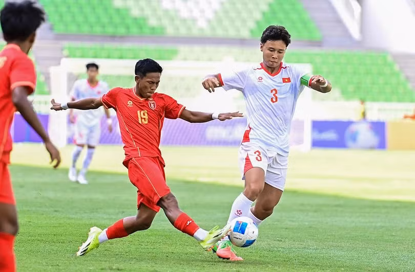 Trung vệ đội trưởng Nguyễn Quốc Khánh của Việt Nam (áo trắng) thi đấu trong trận thắng Myanmar 5-0 ở lượt ra quân bảng A giải U19 Đông Nam Á 2026, trên sân Umatera Utara, Indonesia ngày 4/6/2026. Ảnh: VFF