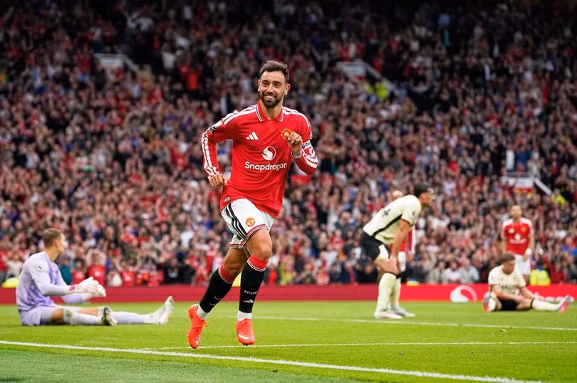 Bruno Fernandes ăn mừng sau khi ghi bàn thứ tư cho Man Utd trong trận gặp Ipswich Town tại Ngoại hạng Anh ở Manchester, Anh, ngày 30/8/2026. Ảnh: AP