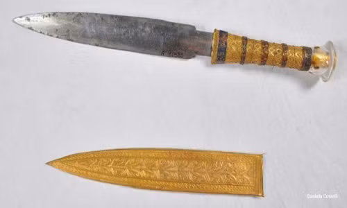 Con dao găm chôn cùng pharaon Tutankhamun chứa kim loại có nguồn gốc từ thiên thạch. Ảnh: Daniela Comelli. nhung bi mat ve ai cap co dai duoc he lo nam 2016