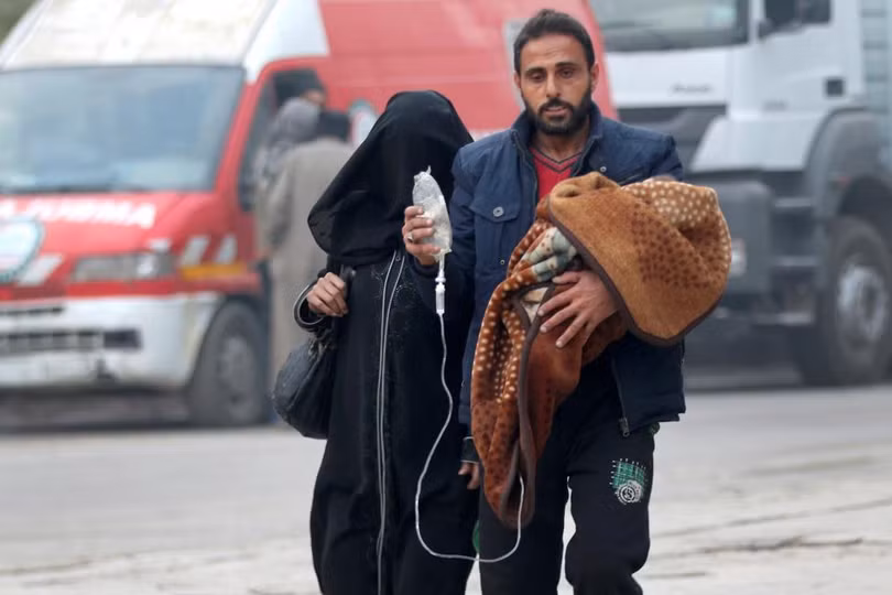 photo nguoi dan aleppo thao chay khoi vung chien su