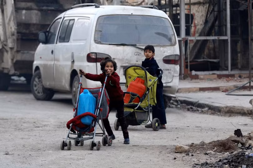 photo nguoi dan aleppo thao chay khoi vung chien su