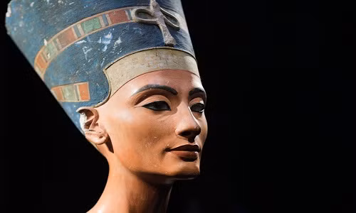 Tượng bán thân của nữ hoàng Nefertiti. Ảnh: Biography. nhung bi mat ve ai cap co dai duoc he lo nam 2016