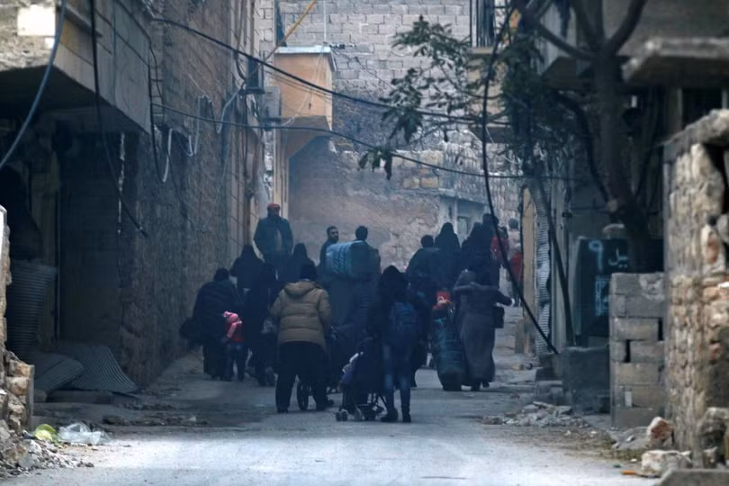 photo nguoi dan aleppo thao chay khoi vung chien su