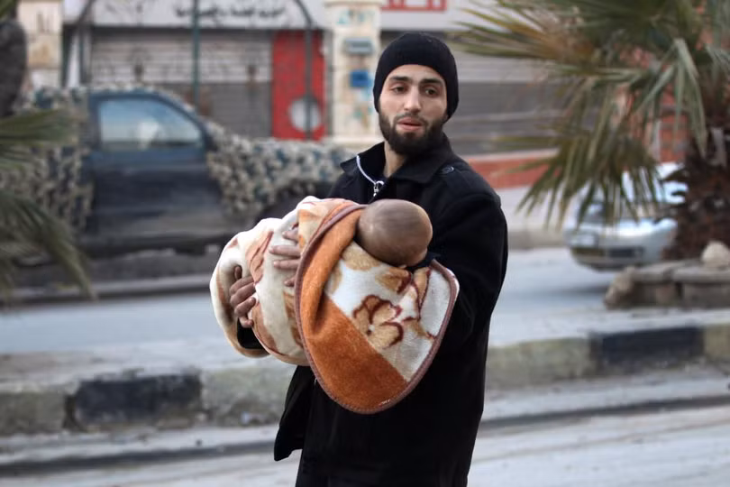 photo nguoi dan aleppo thao chay khoi vung chien su