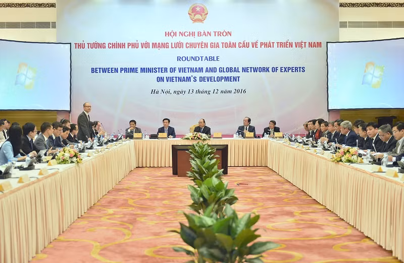 Thủ tướng Nguyễn Xuân Phúc lắng nghe ý kiến của các chuyên gia, học giả. Ảnh: VGP/Quang Hiếu thu tuong muon nghe cac chuyen gia ke nhieu hon