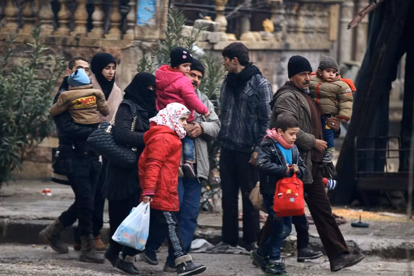photo nguoi dan aleppo thao chay khoi vung chien su