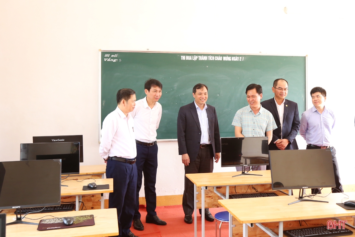 Bí thư Tỉnh ủy Hoàng Trung Dũng thăm các trường học ở xã Sơn Tiến