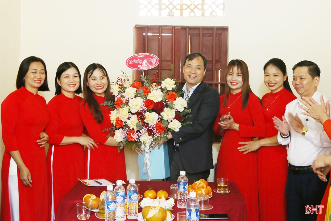 Bí thư Tỉnh ủy Hoàng Trung Dũng thăm các trường học ở xã Sơn Tiến