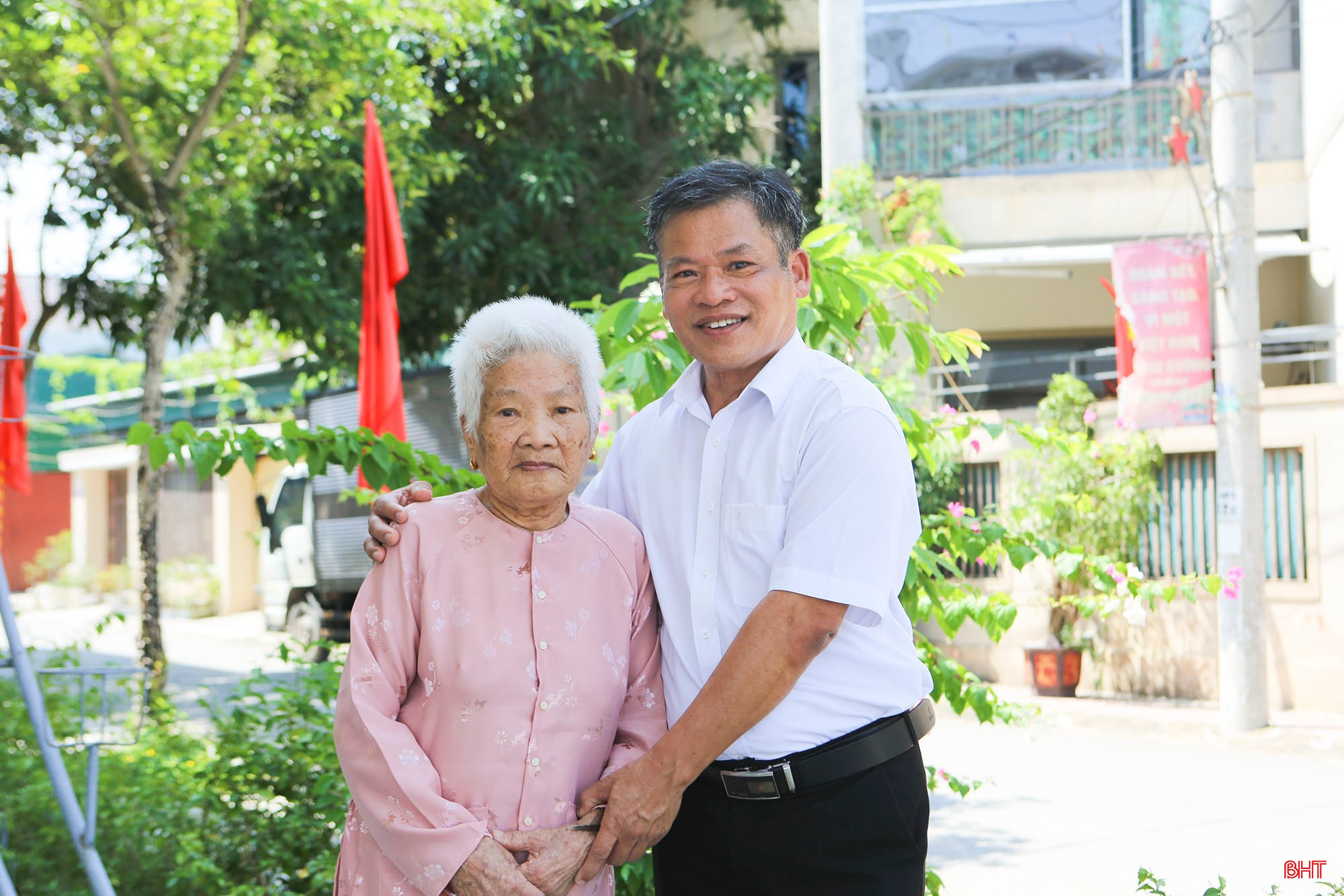 Bà Trần Thị Lý và con trai là ông Lê Mạnh Kiều (nguyên Phó Trưởng ban Dân vận Tỉnh ủy Hà Tĩnh).