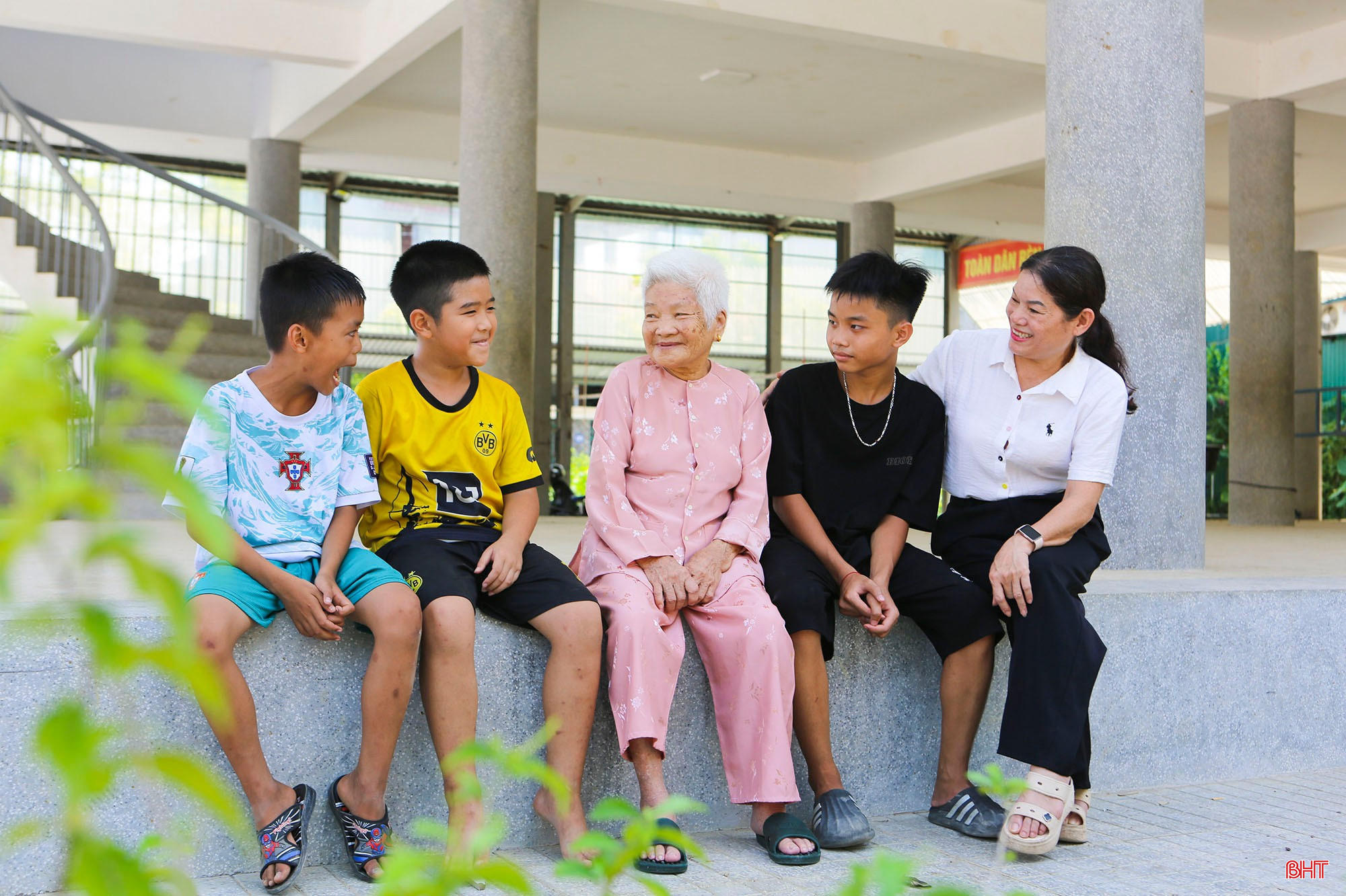 Các cháu thiếu nhi tại tổ dân phố 18, phường Thành Sen hào hứng nghe bà Trần Thị Lý kể chuyện ngày khởi nghĩa giành chính quyền ở thị xã Hà Tĩnh (18/8/1945).