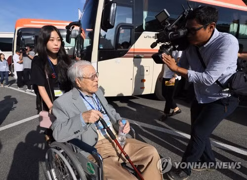Đoàn Hàn Quốc tới địa điểm tổ chức sự kiện đoàn tụ các gia đình ly tán