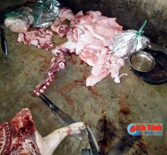 giet mo gia suc chui thit va noi tang vat ngon ngang tren nen ban