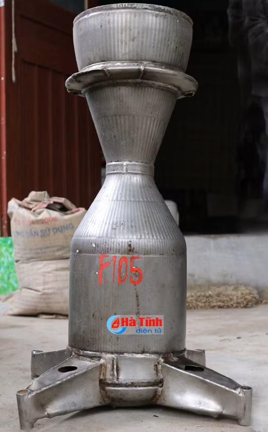 gap nguoi dang luu giu bo phan cua than sam f 105