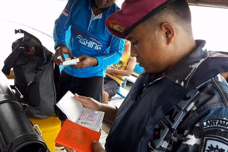 indonesia bat giu 10 cong dan singapore tren tau ca khong phep