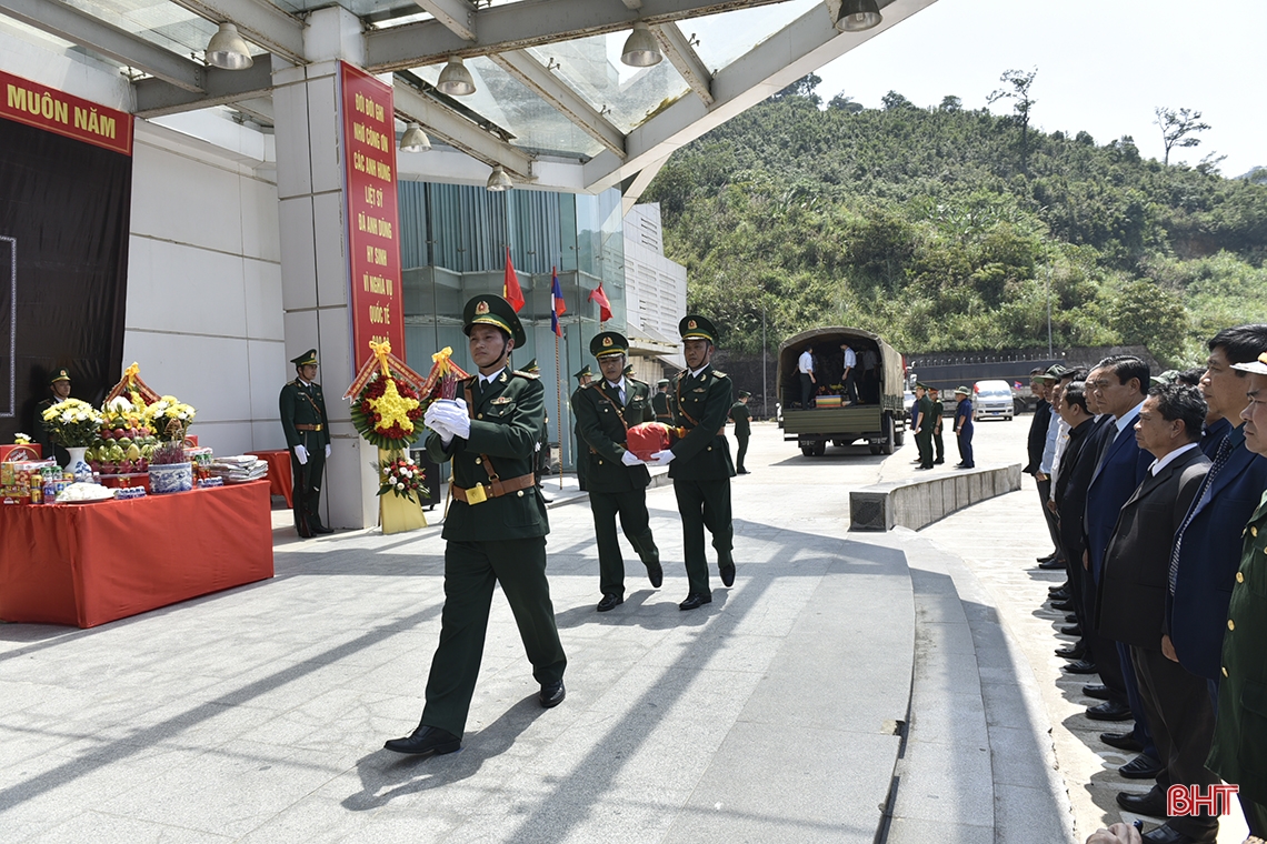 Hà Tĩnh đón nhận 10 hài cốt liệt sỹ hy sinh tại Lào về nước
