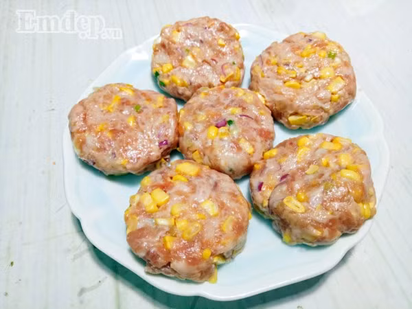 Chả bắp chiên thịt thơm ngon cho bé ngày đầu tuần