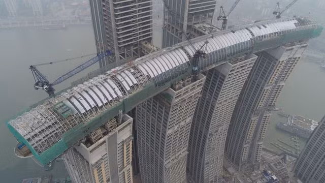 Kỳ lạ: “Tòa nhà chọc trời” nằm ngang ở độ cao 250m