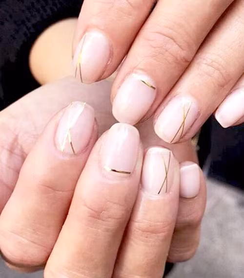 Những mẫu móng tay cho cô dâu chọn đám cưới tối giản
