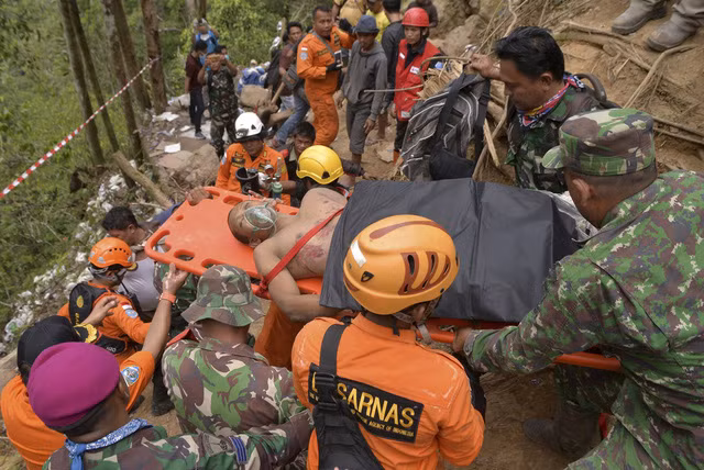 Thảm cảnh của gần 36 người đang kẹt trong mỏ vàng sập tại Indonesia