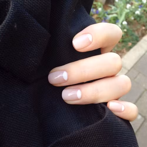 Những mẫu móng tay cho cô dâu chọn đám cưới tối giản