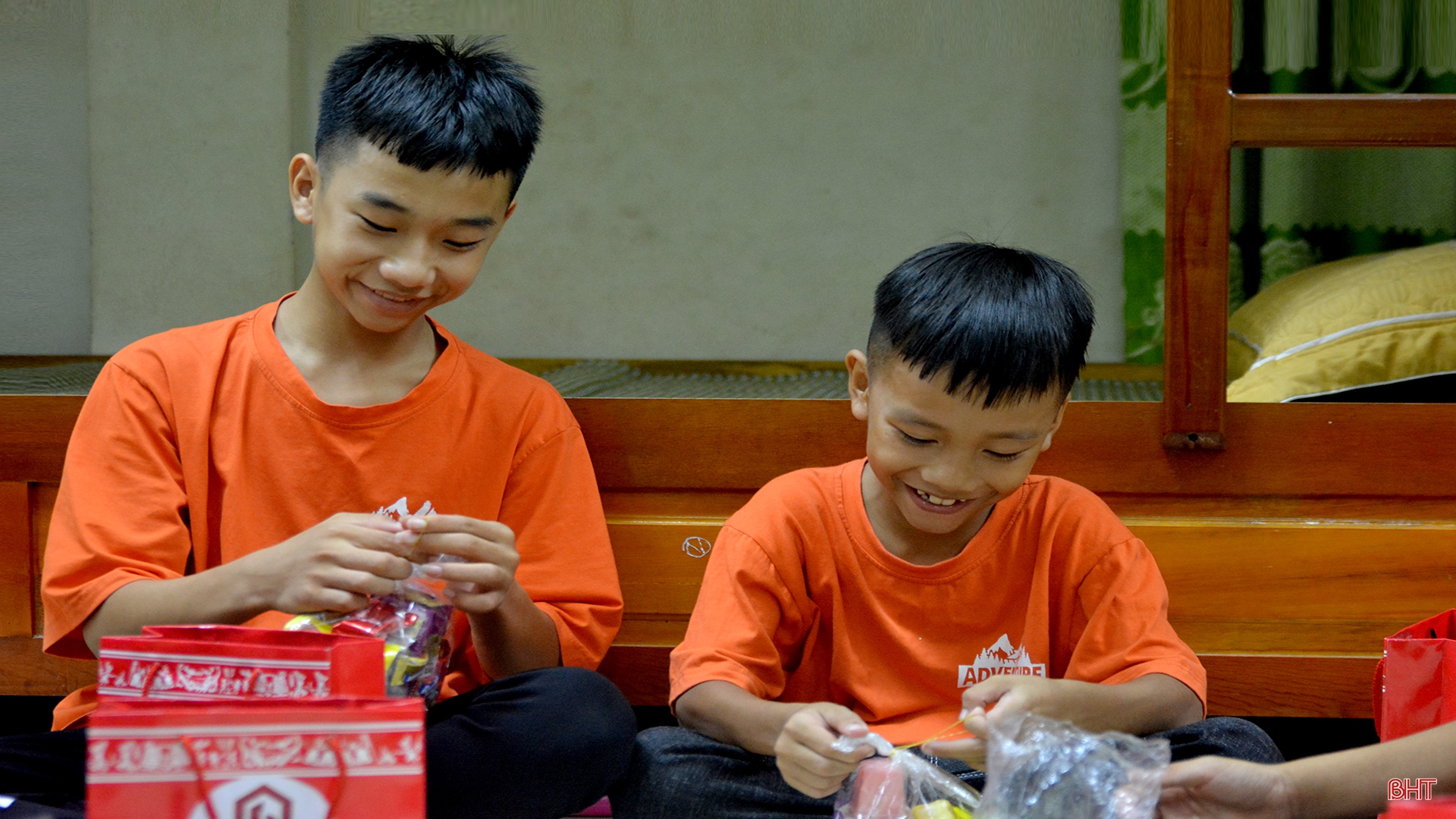 Đêm Trung thu “đáng nhớ nhất đời” của 2 anh em mồ côi ở Hà Tĩnh