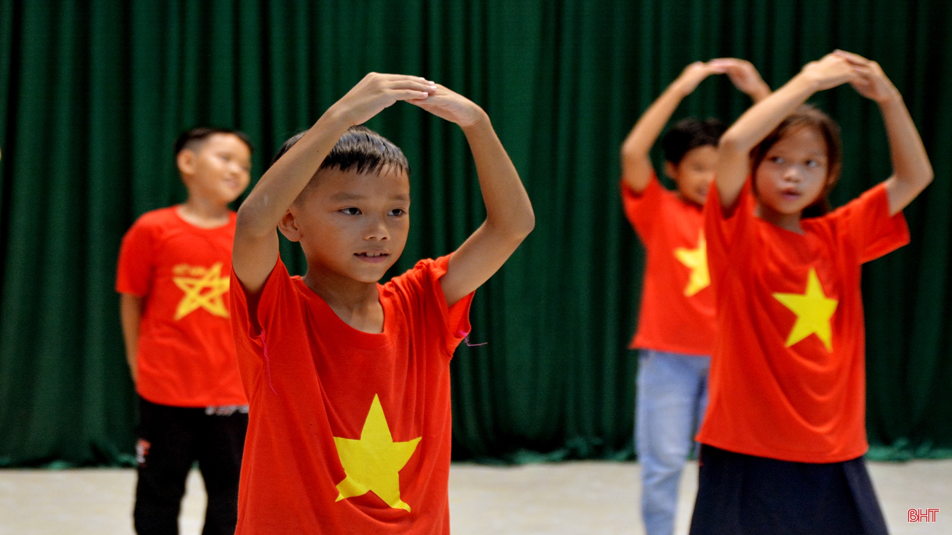 Đêm Trung thu “đáng nhớ nhất đời” của 2 anh em mồ côi ở Hà Tĩnh