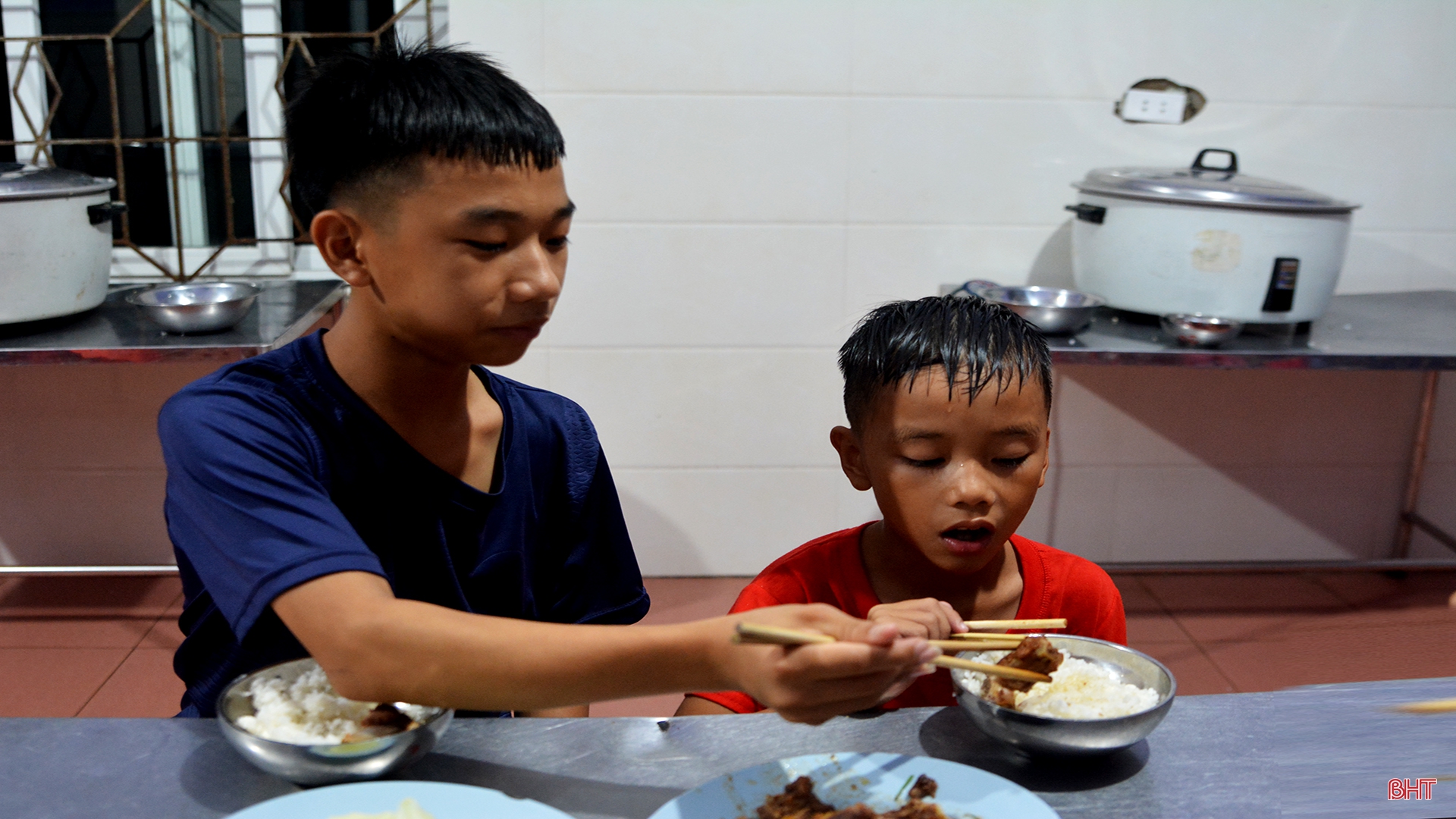 Đêm Trung thu “đáng nhớ nhất đời” của 2 anh em mồ côi ở Hà Tĩnh