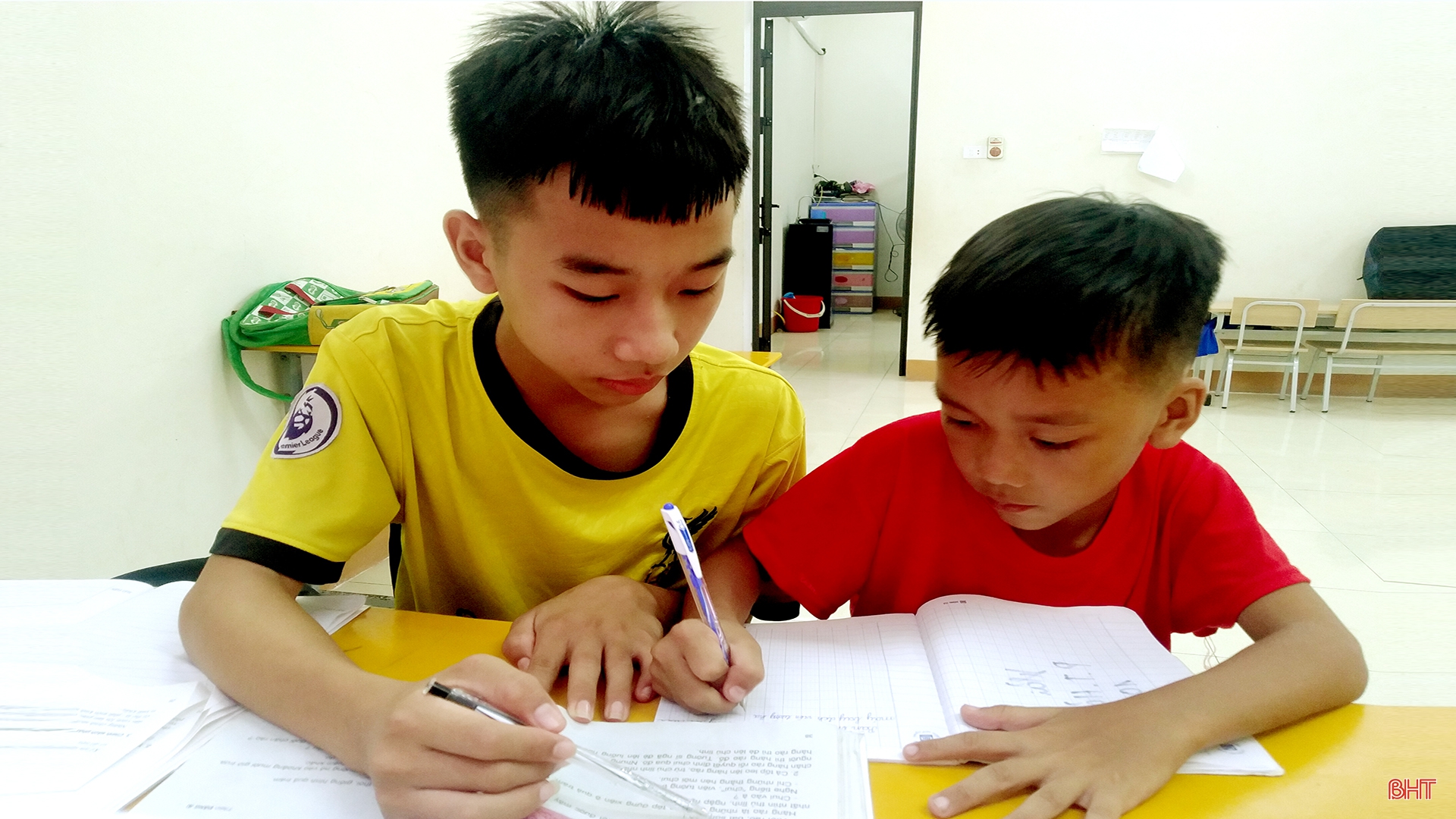 Đêm Trung thu “đáng nhớ nhất đời” của 2 anh em mồ côi ở Hà Tĩnh