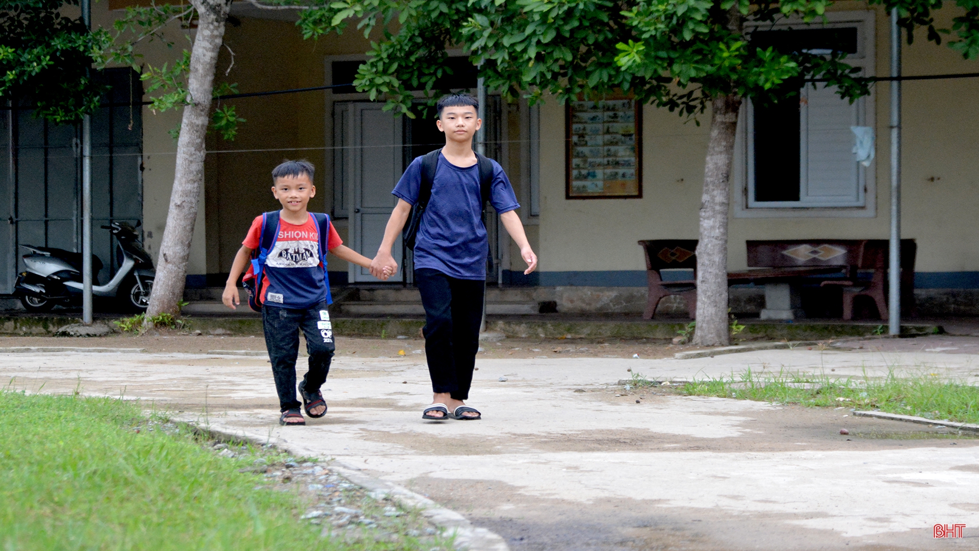Đêm Trung thu “đáng nhớ nhất đời” của 2 anh em mồ côi ở Hà Tĩnh