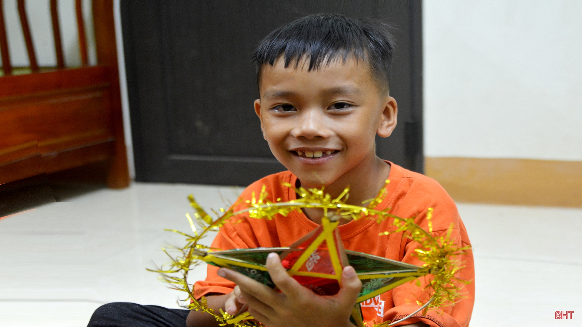Đêm Trung thu “đáng nhớ nhất đời” của 2 anh em mồ côi ở Hà Tĩnh