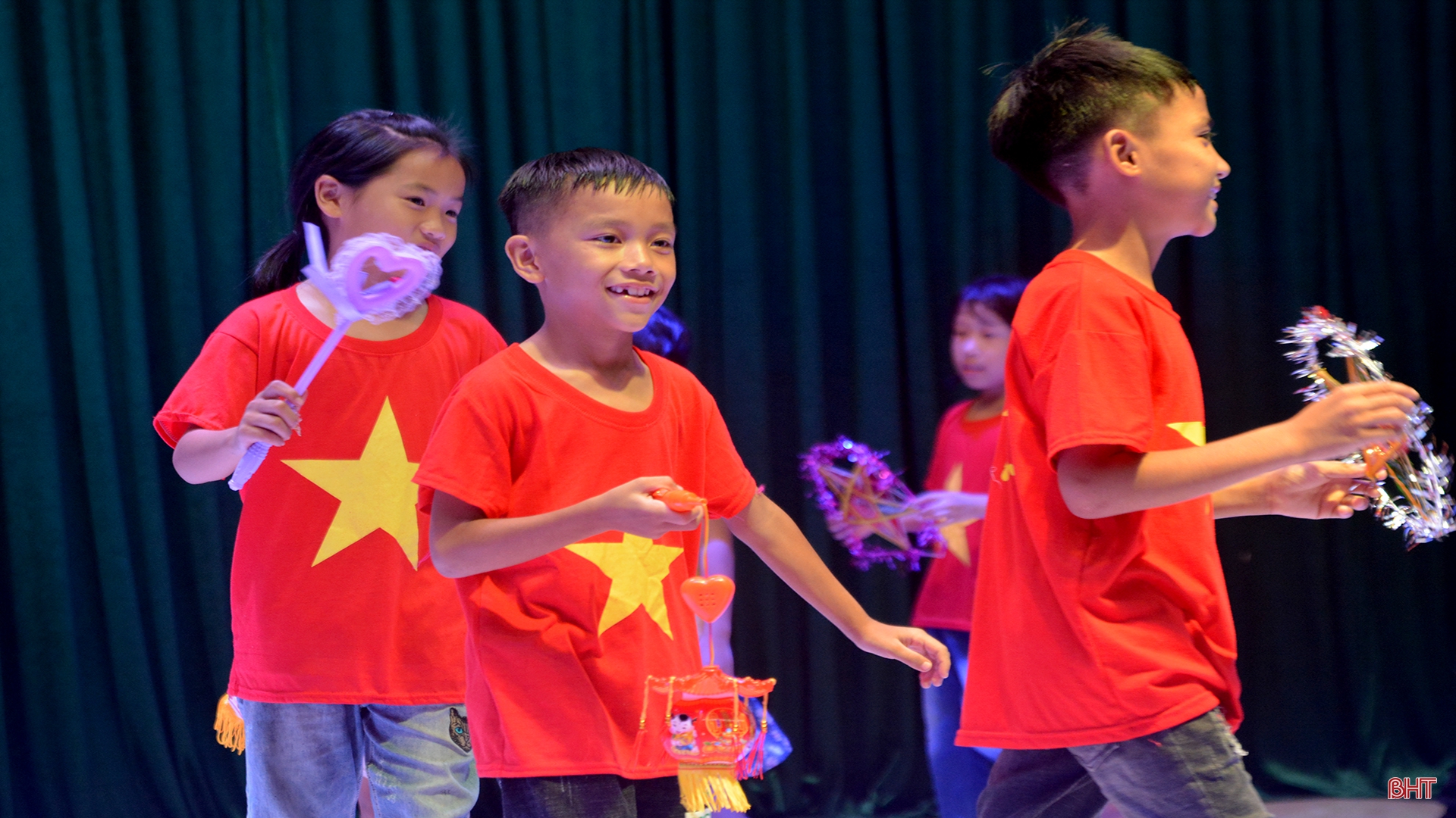 Đêm Trung thu “đáng nhớ nhất đời” của 2 anh em mồ côi ở Hà Tĩnh