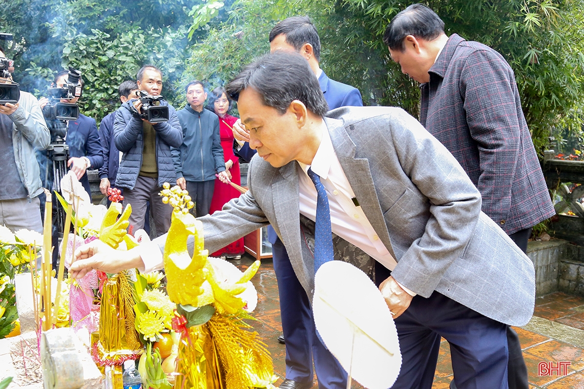 Lãnh đạo Bộ Y tế và tỉnh Hà Tĩnh dâng hương tưởng niệm Đại danh y Hải Thượng Lãn Ông Lê Hữu Trác