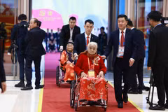 Các đại biểu Mẹ Việt Nam Anh hùng đến dự phiên khai mạc Đại hội XIV của Đảng. Ảnh: TTXVN