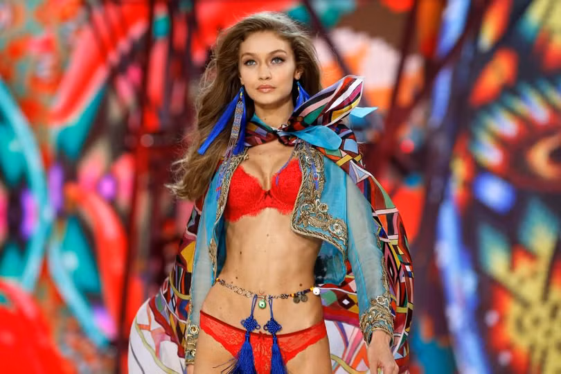man nhan voi nhung man trinh dien nong bong tai victoria s secret 2016