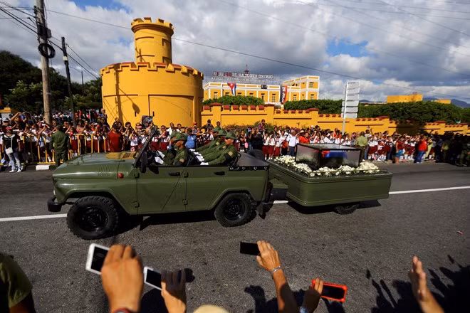doan xe tang dua lanh tu fidel castro ve chiec noi cach mang