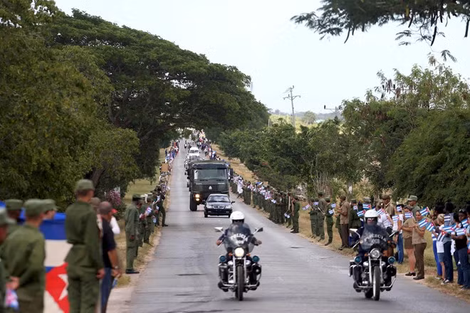 doan xe tang dua lanh tu fidel castro ve chiec noi cach mang