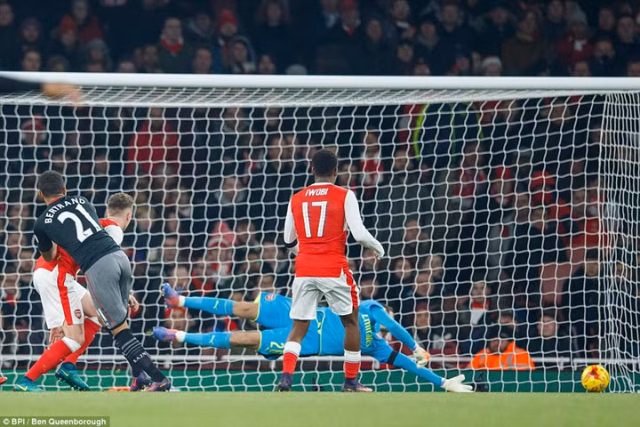 chum anh arsenal thua lam lung trang bung truoc southampton